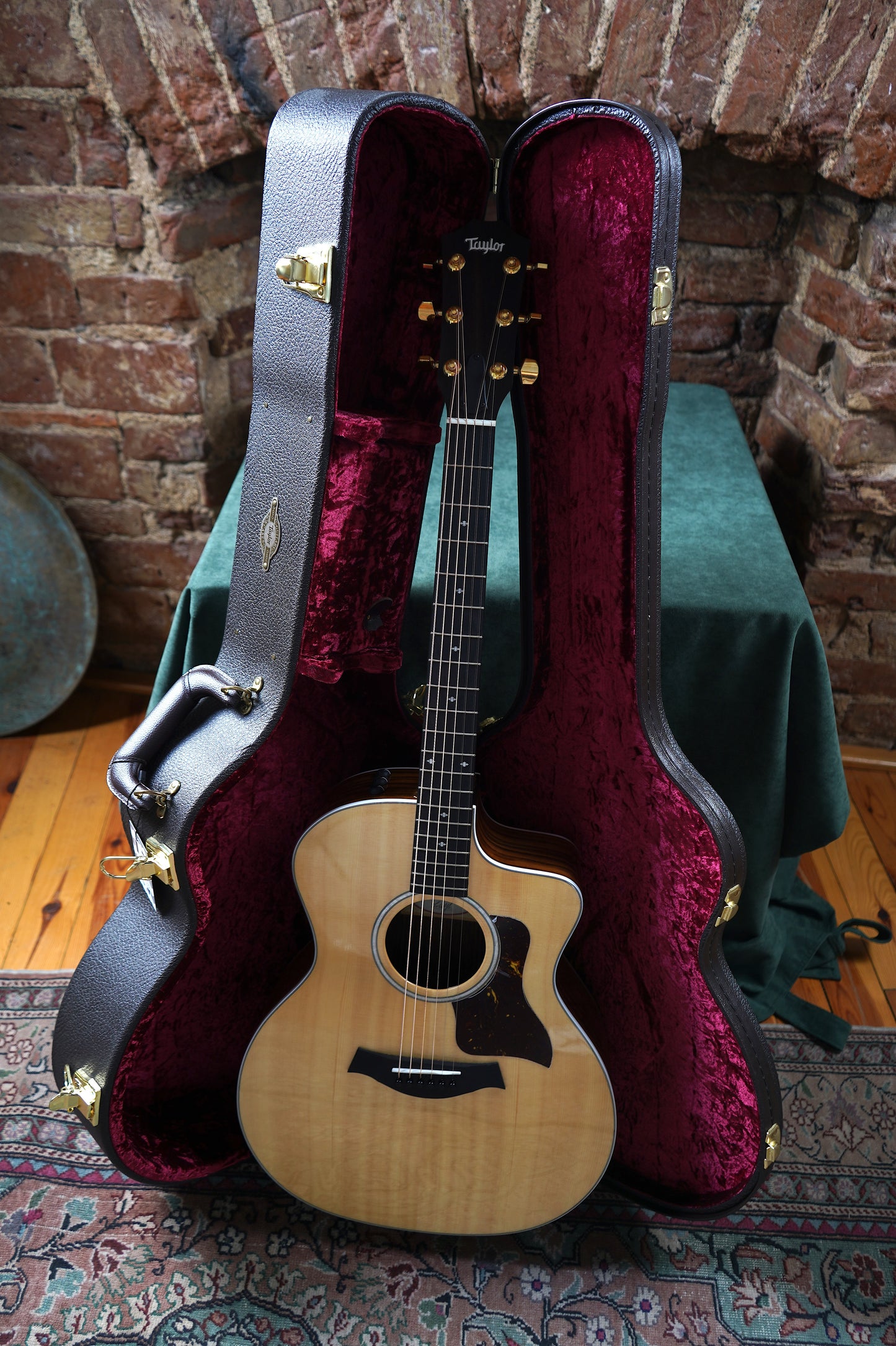 Taylor 214ce DLX w/Hardcase (2.El)