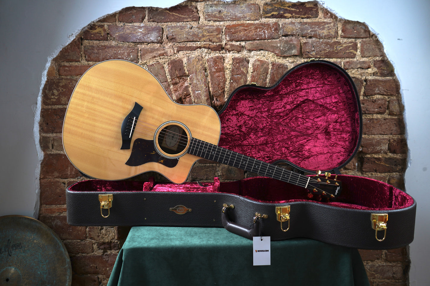 Taylor 214ce DLX w/Hardcase (2.El)