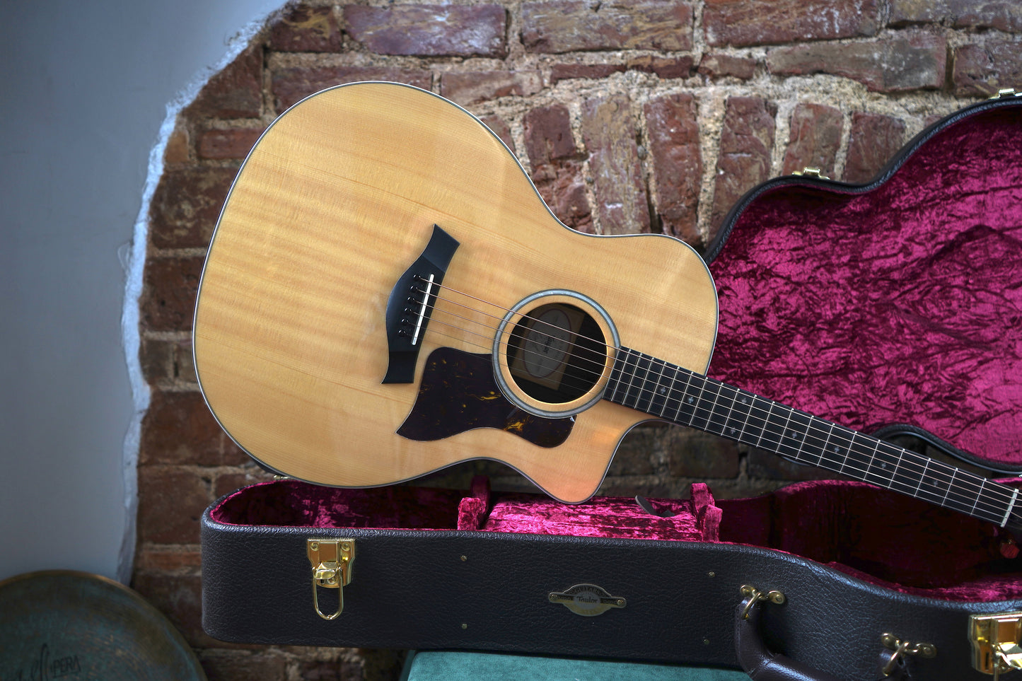 Taylor 214ce DLX w/Hardcase (2.El)