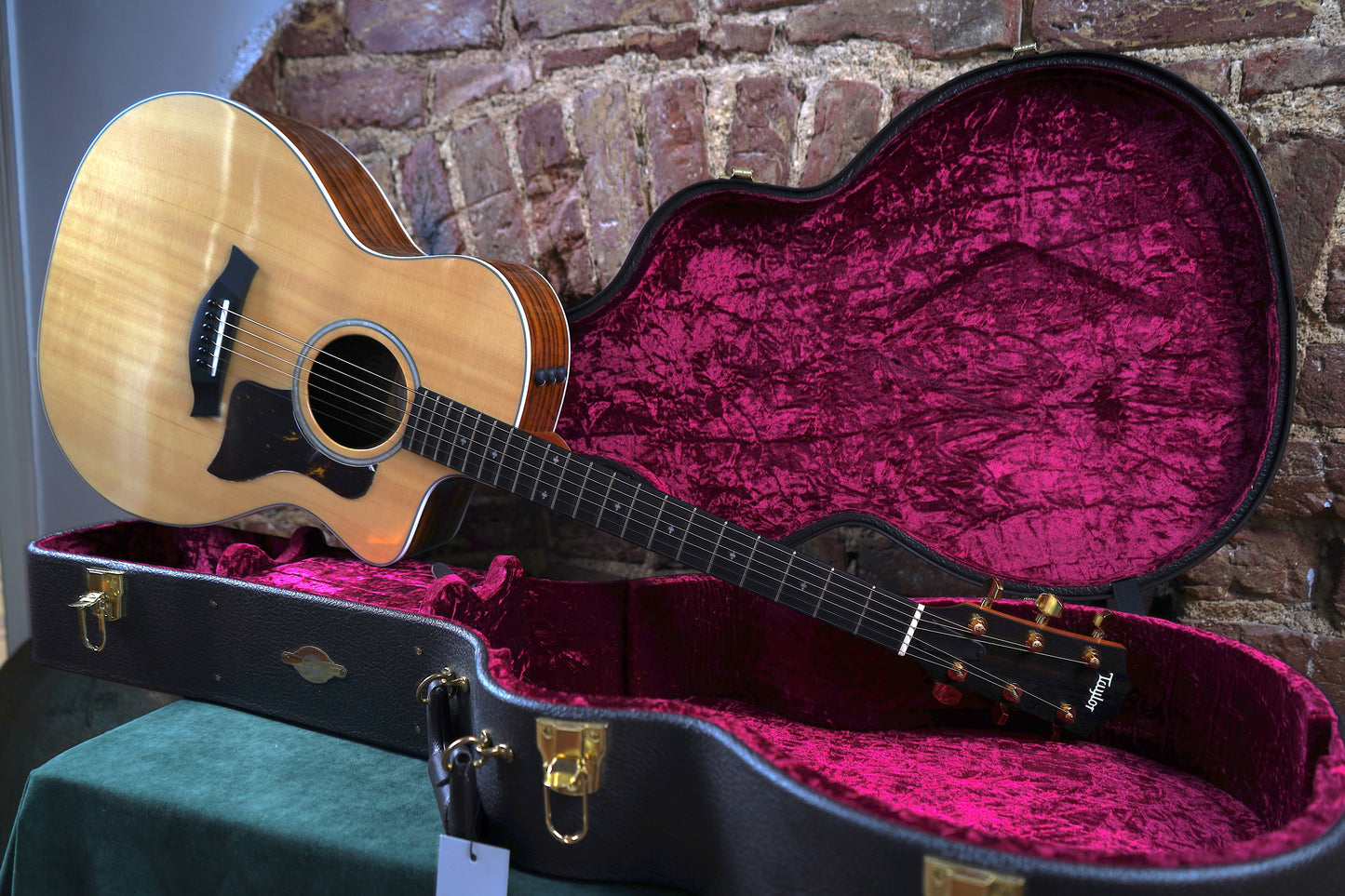 Taylor 214ce DLX w/Hardcase (2.El)